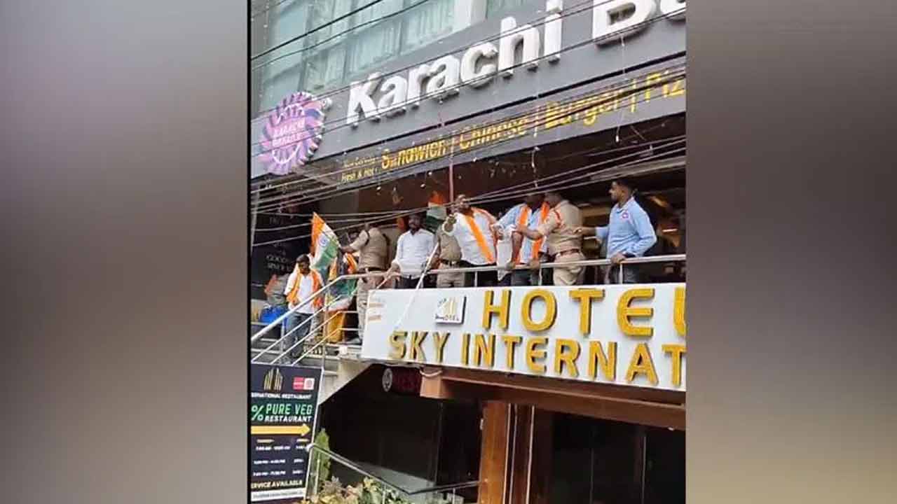 క‌రాచీ బేక‌రి పేరును తొల‌గించండి.. బీజేపీ కార్య‌క‌ర్త‌ల డిమాండ్