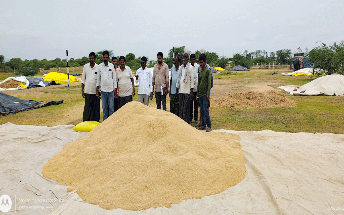 Karepalli : కొనుగోలు కేంద్రంలోనే ధాన్యం రాశులు.. కారేపల్లి మండలంలో రైతుల అవస్థలు
