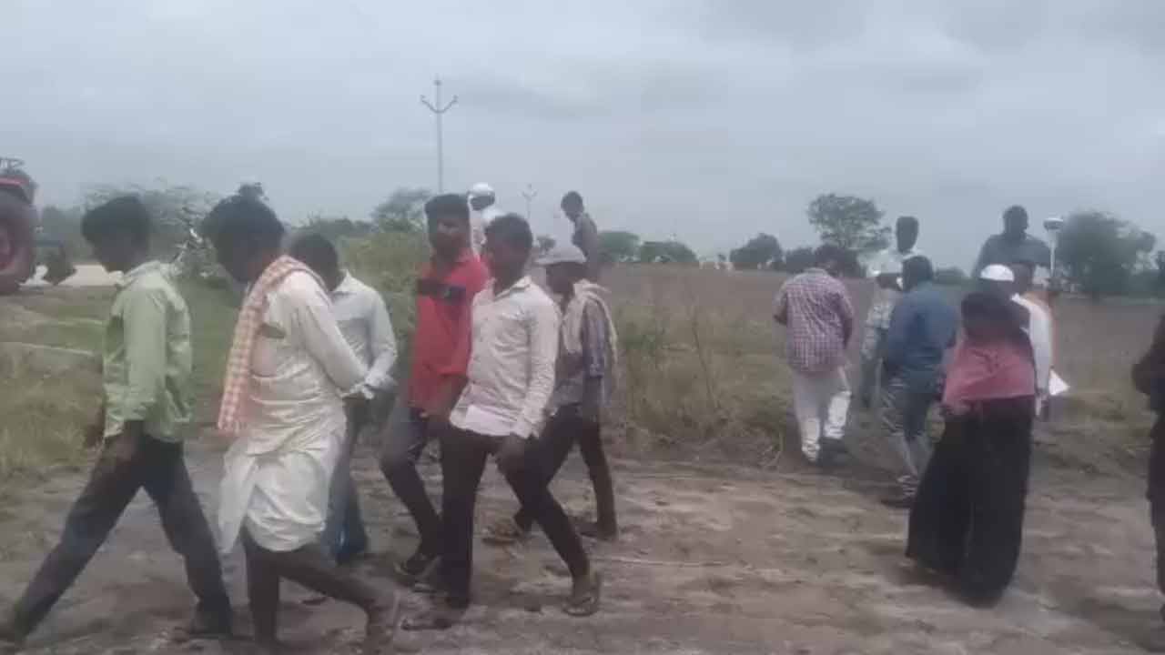 Kodangal Lift | కొడంగల్ ఎత్తిపోతల పథకం భూసేకరణ సర్వేను అడ్డుకున్న కాట్ర‌ప‌ల్లి గ్రామస్తులు