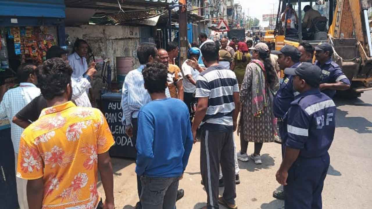 Kazipet | కాజీపేటలో ఫుట్ పాత్‌ ఆక్రమణల తొలగింపు