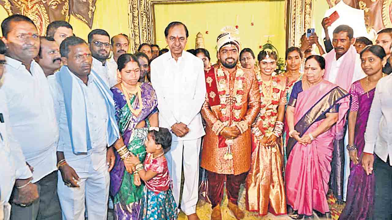 వధూవరులకు కేసీఆర్‌ దంపతుల ఆశీర్వాదం