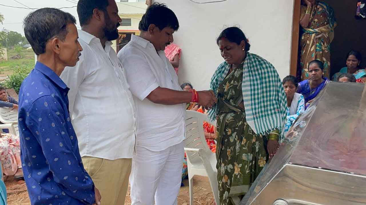 Keshampeta | వాటర్‌మెన్‌ కుటుంబానికి ఆర్థిక సహాయం అందజేత