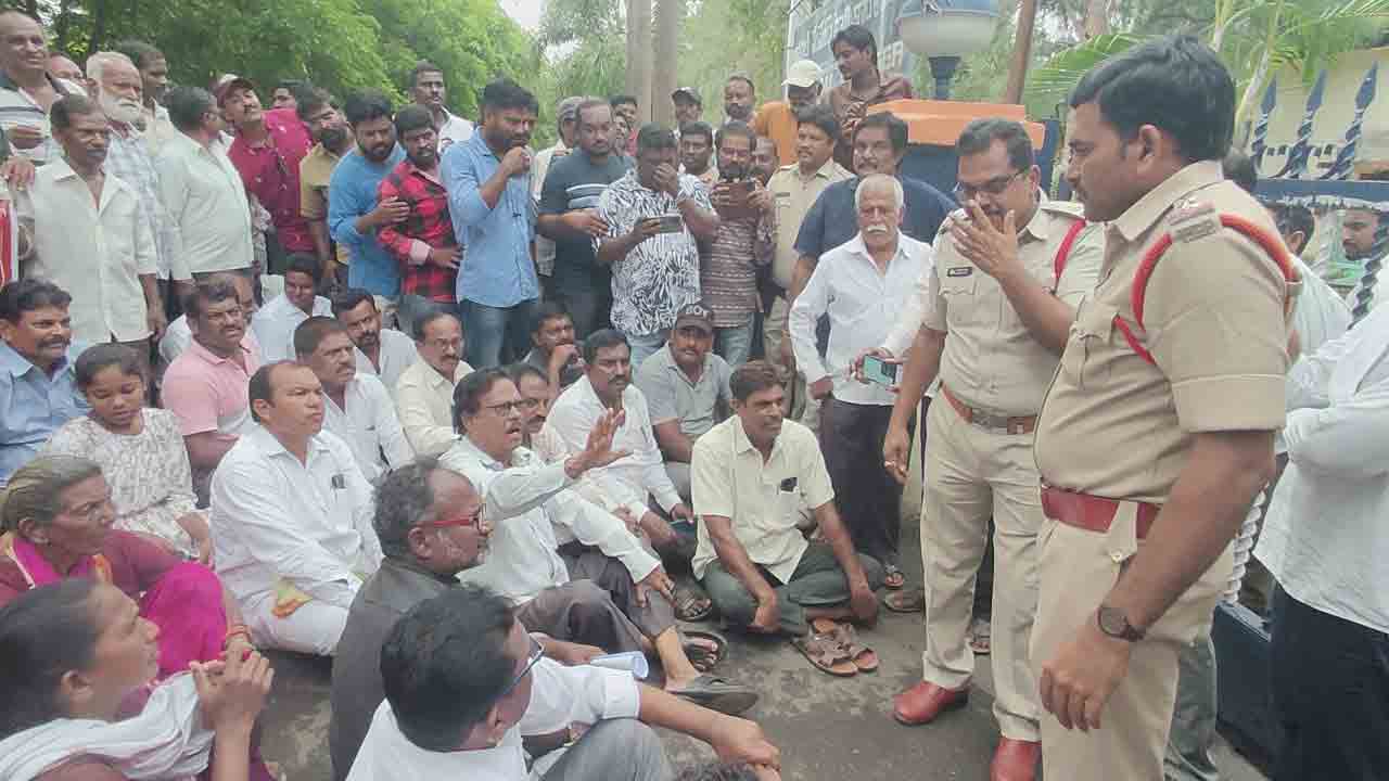 నిరుద్యోగ యువతకు ఉపాధి కల్పించాలి