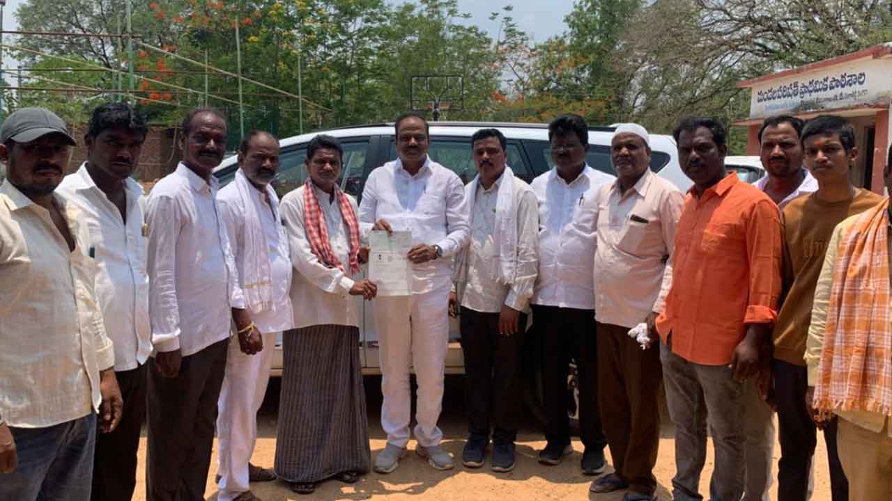 ముఖ్యమంత్రి సహయనిధి చెక్కును అందజేసిన మాజీ ఎమ్మెల్యే భుపాల్‌రెడ్డి