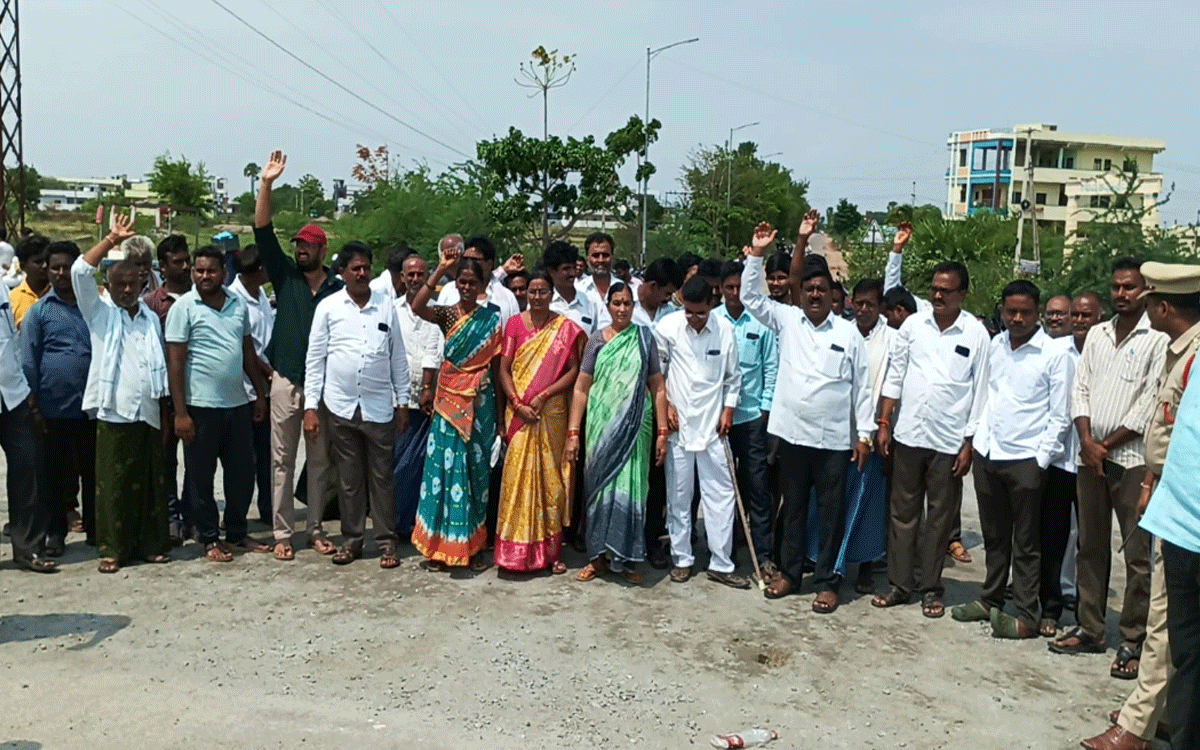 Kodada : ప్లై ఓవర్ నిర్మించాల‌ని కోదాడ బైపాస్‌పై ప‌లు గ్రామాల ప్ర‌జ‌ల ధ‌ర్నా