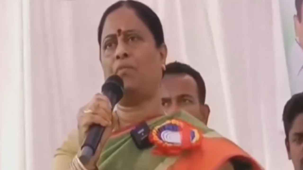 Konda Surekha | వైరల్‌గా మారిన మంత్రి వివాదాస్పద వ్యాఖ్యలు : వీడియో