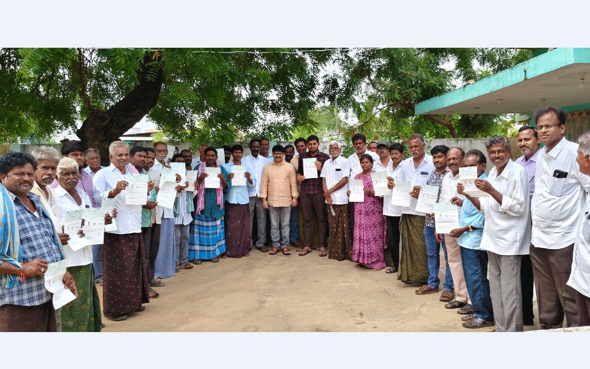 Bonakal : తూటికుంట్ల‌లో ల‌బ్ధిదారుల‌కు సీఎంఆర్ఎఫ్ చెక్కుల పంపిణీ