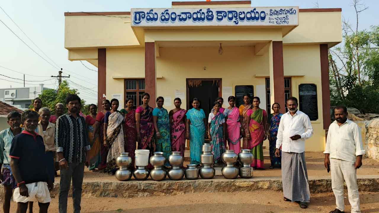 Krishnajigudem | కృష్ణాజిగూడెంలో తాగునీటి కోసం గ్రామ పంచాయతీ ఎదుట మహిళల ఆందోళన