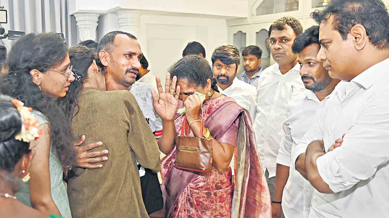 మలేషియా నుంచి స్వదేశానికి..