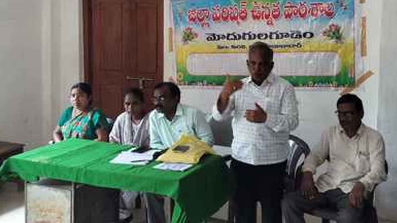 Kuravi | పాఠశాలల అభివృద్ధికి ప్రతి ఒక్కరు సహకరించాలి