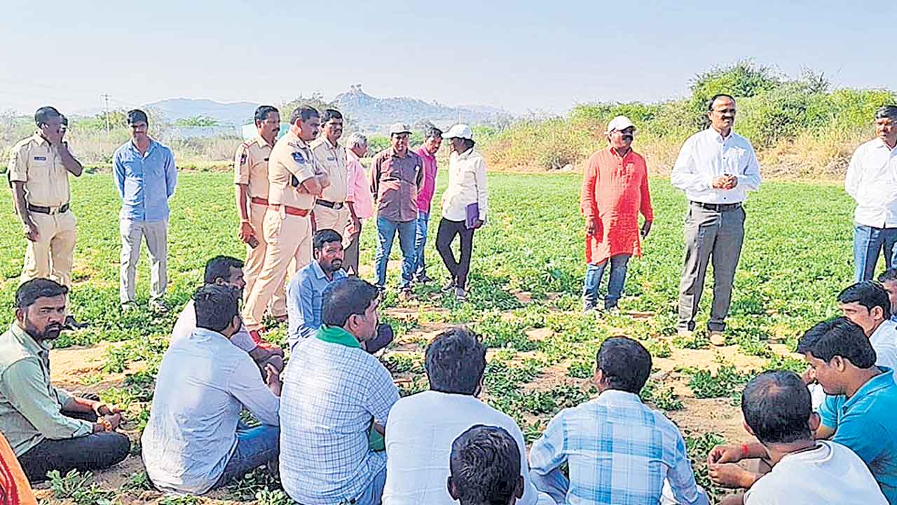 రూ.కోటి ఇస్తేనే భూములిస్తం