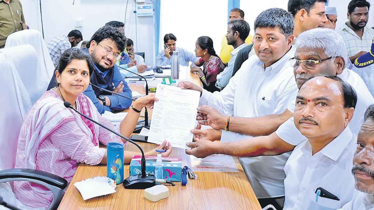 భూముల సర్వేలో సర్వేయర్ల పాత్ర కీలకం