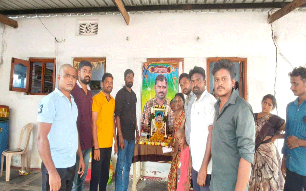 Munugode : స్నేహితుడి కుటుంబానికి ఆర్థిక సాయం