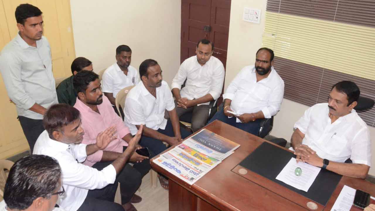 MLA Sudheer Reddy | కాలనీల డ్రైనేజీ నిర్మాణానికి సహకరించండి.. రైతులను కోరిన ఎమ్మెల్యే సుధీర్ రెడ్డి