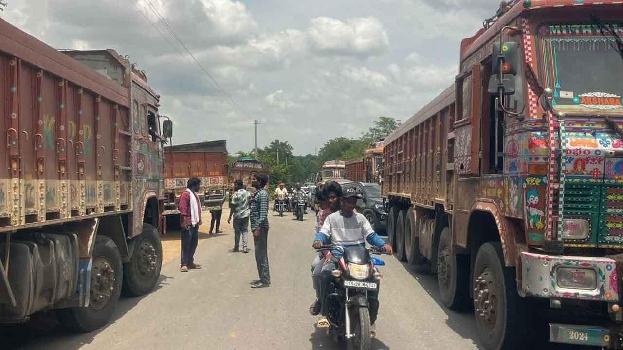 ప్రధాన రహదారా? ఇసుక లారీల అడ్డానా?