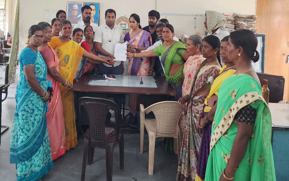 Voligonda : కేర్చిపల్లికి బస్సు సౌకర్యం కల్పించాలి : మ‌ద్దెల మంజుల‌