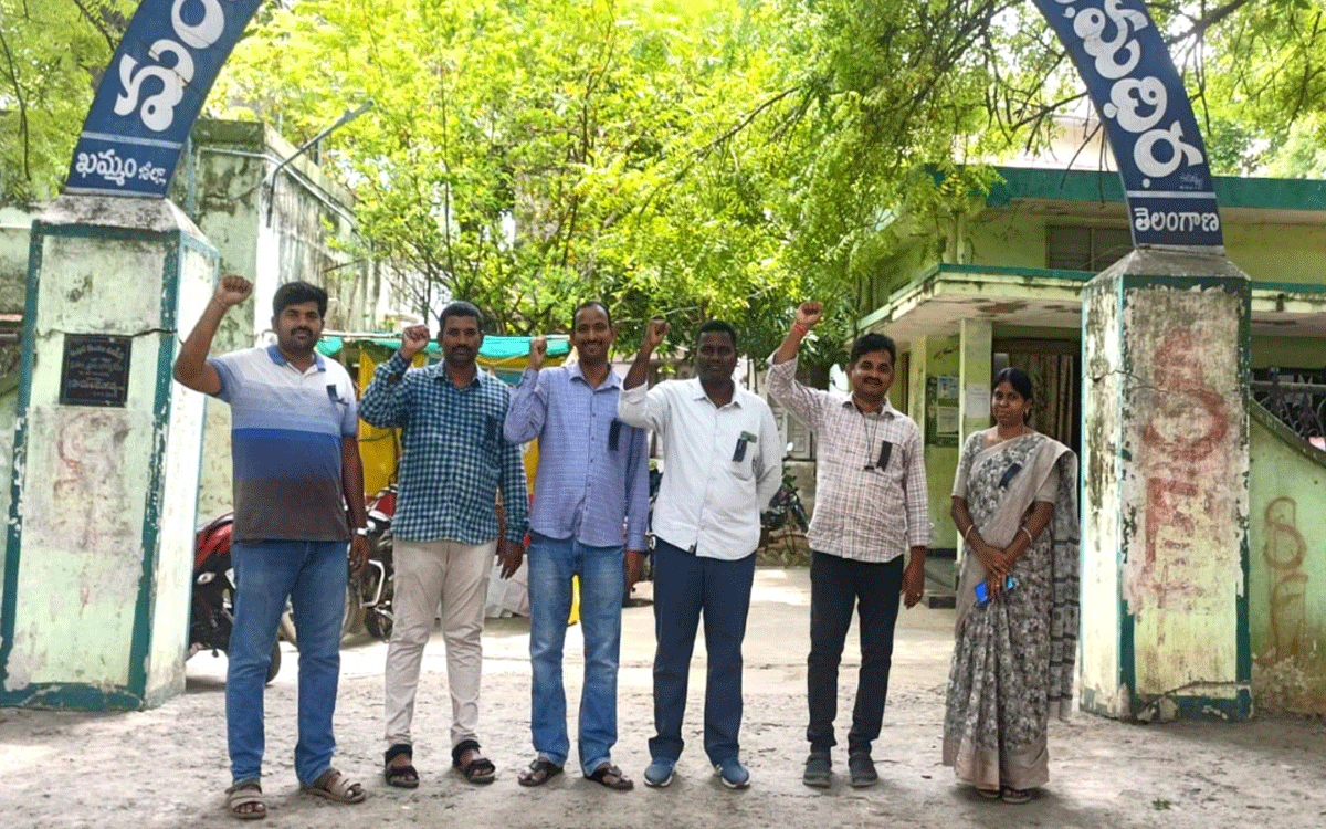 Madhira : నల్ల బ్యాడ్జీలతో ఉపాధి హామీ ఉద్యోగుల నిరసన