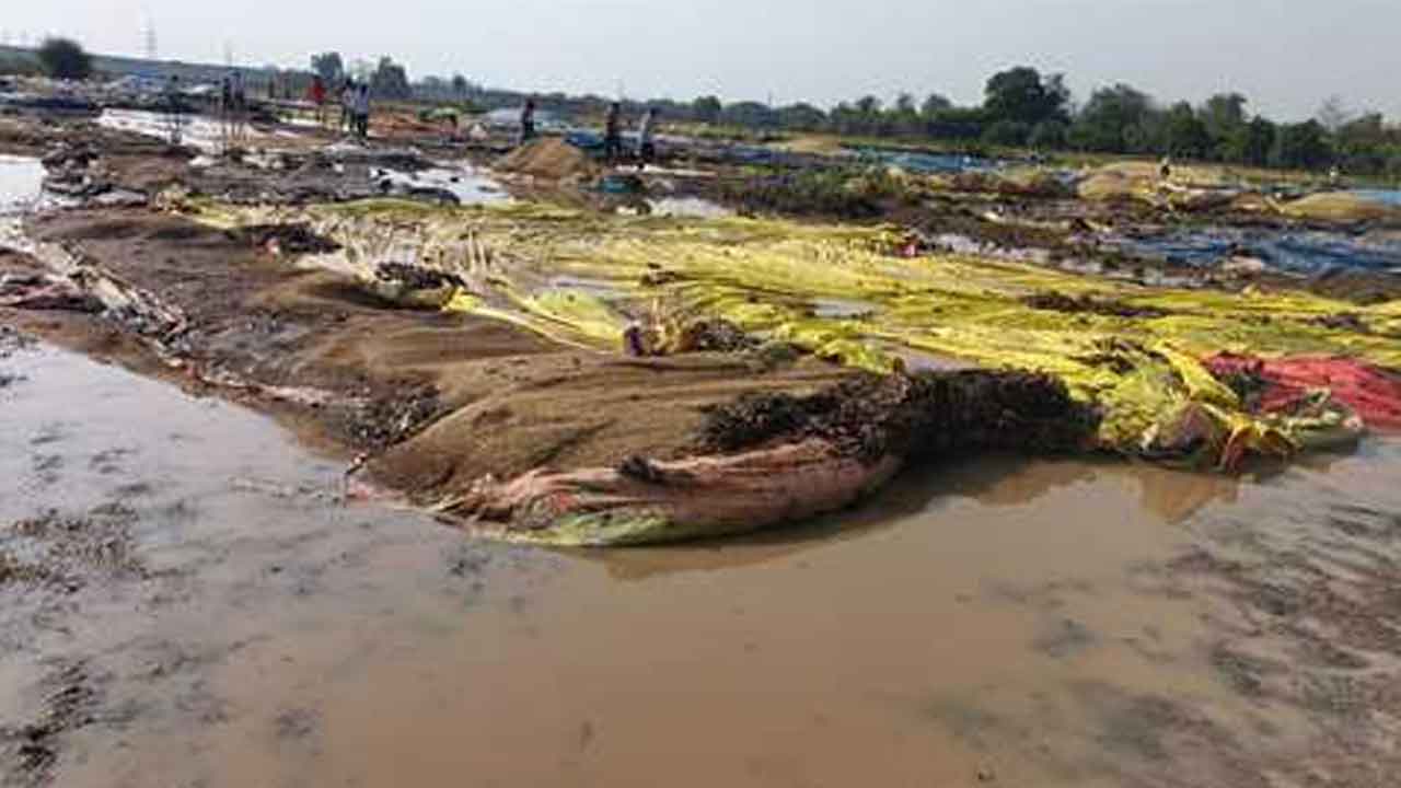 Heavy rains | మహదేవ్‌పూర్‌లో భారీ వర్షం.. తడిసి ముద్దయిన ధాన్యం