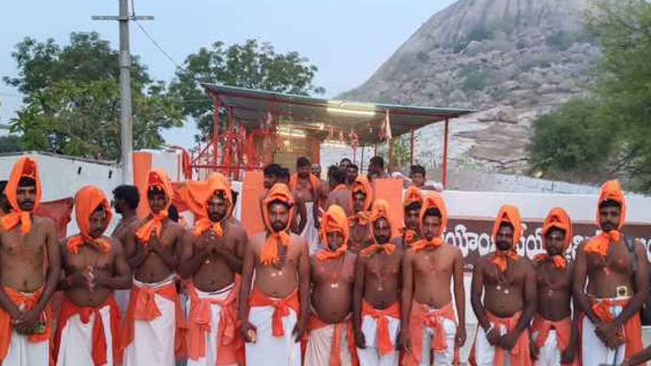 Hanuman Maladarulu | కొండగట్టుకు పాదయాత్రగా హనుమాన్ మాలదారులు