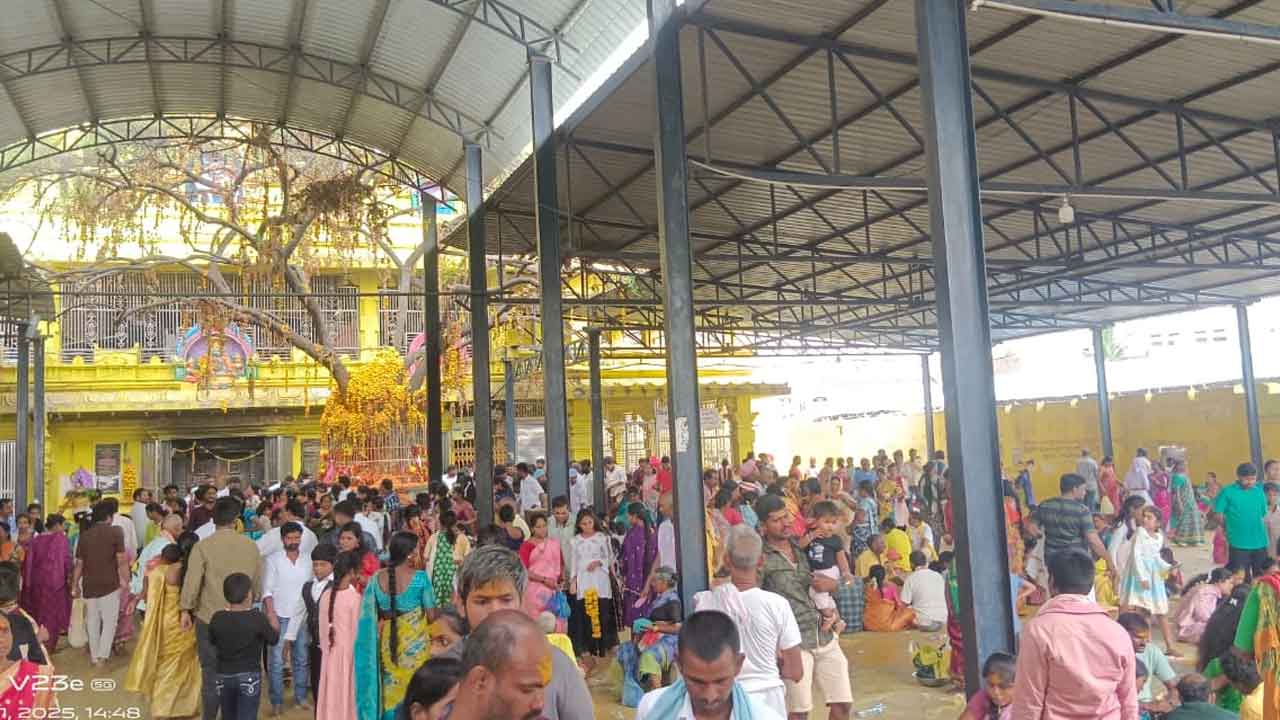 Mallanna temple | కొమురవెల్లి మల్లన్న క్షేత్రంలో భక్తుల సందడి