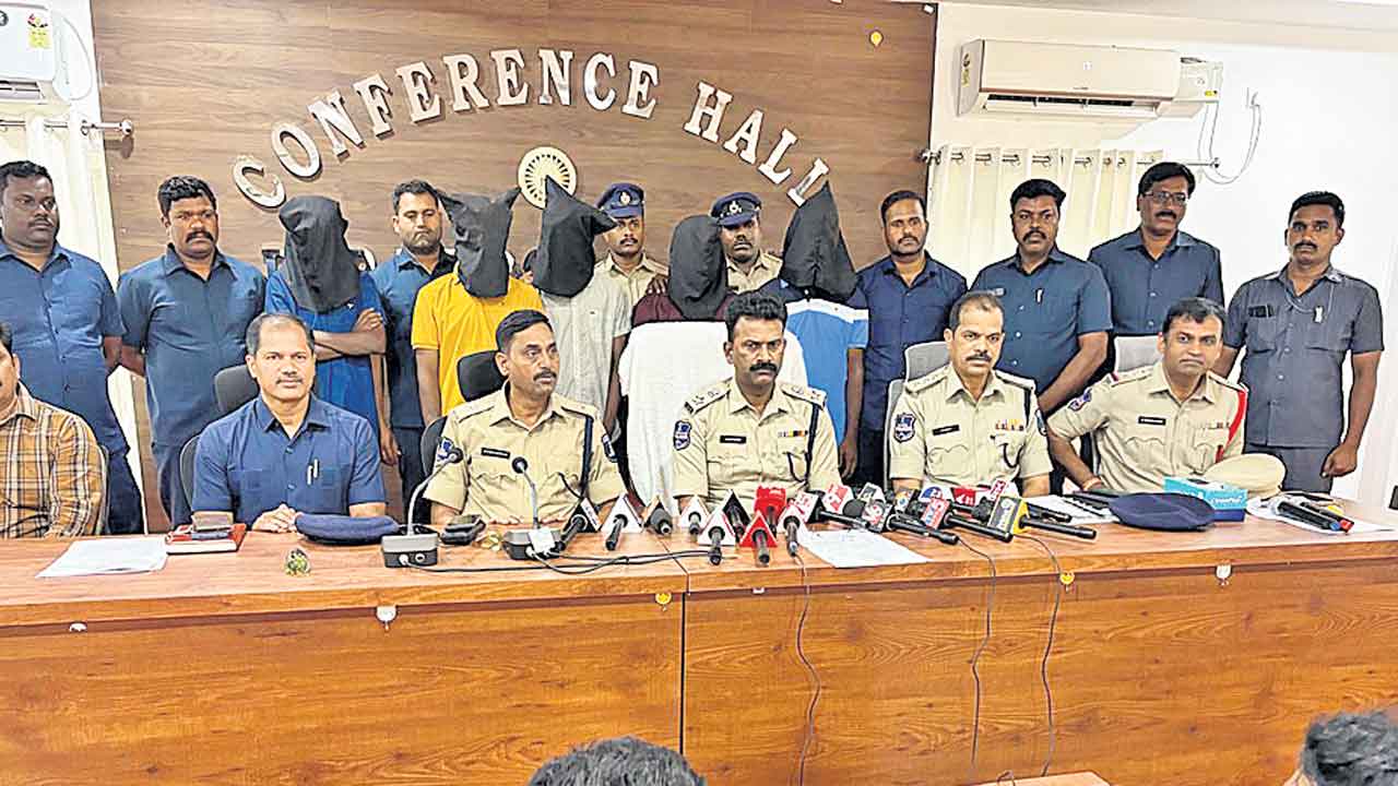 పాత కక్షలతో వ్యక్తి దారుణ హత్య