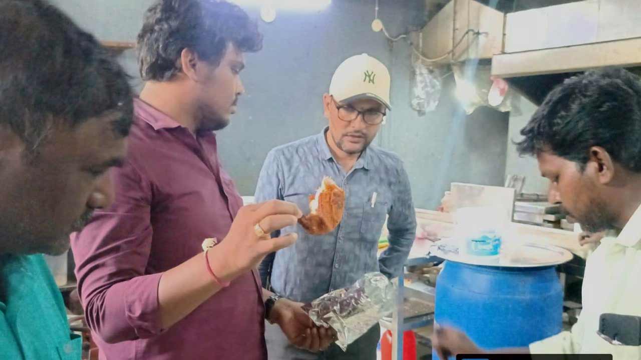 మెదక్‌లో హోటళ్లు, బేకరీలు, స్వీట్‌హౌస్‌లలో మున్సిపల్‌ అధికారుల దాడులు