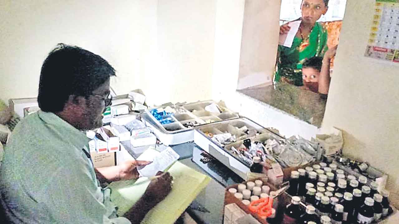 Revanth Reddy | సీఎం ఇలాకాలో కరెంటు కష్టాలు.. సెల్‌ఫోన్‌ లైట్‌లో రోగులకు మందులు పంపిణీ