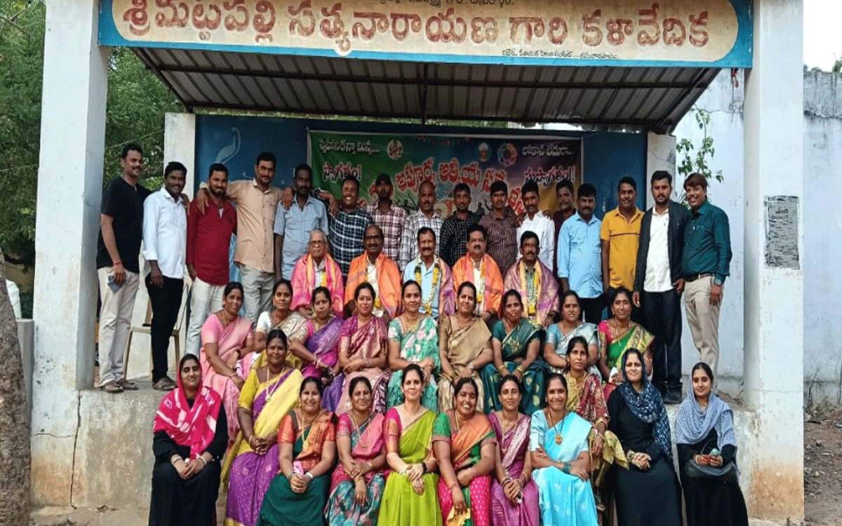 Mellachervu : మేళ్లచెర్వు జడ్పీహెచ్ఎస్లో పూర్వ విద్యార్థుల సందడి