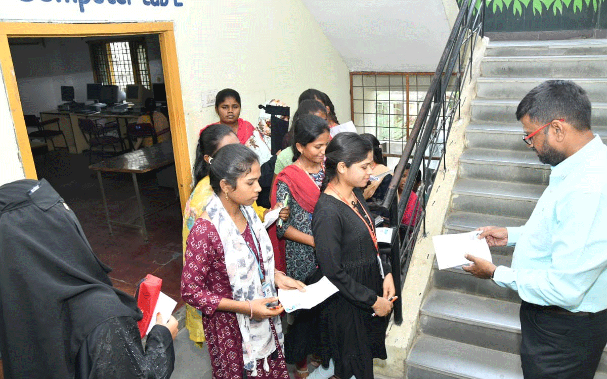 MGU : డిగ్రీ సెమిస్టర్ పరీక్షలు ప్రారంభం.. తొలిరోజు విద్యార్థిని డీబార్