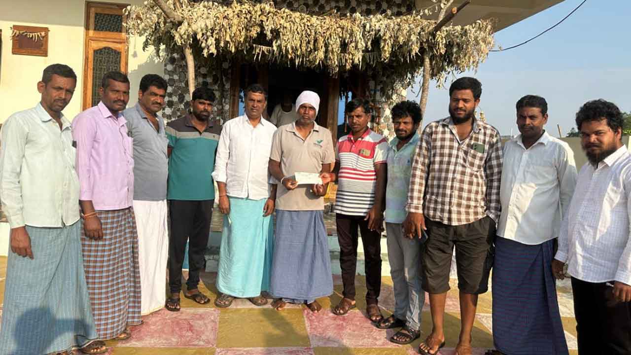 CMRF cheques | బాధితులకు సీఎంఆర్‌ఎఫ్‌ చెక్కుల పంపిణీ