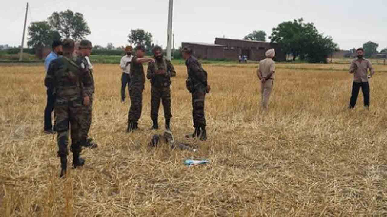 missile debris | పంజాబ్‌లో రాత్రివేళ పేలుళ్ల శబ్దాలు.. అమృత్‌సర్ గ్రామాల్లో క్షిపణి శిథిలాలు