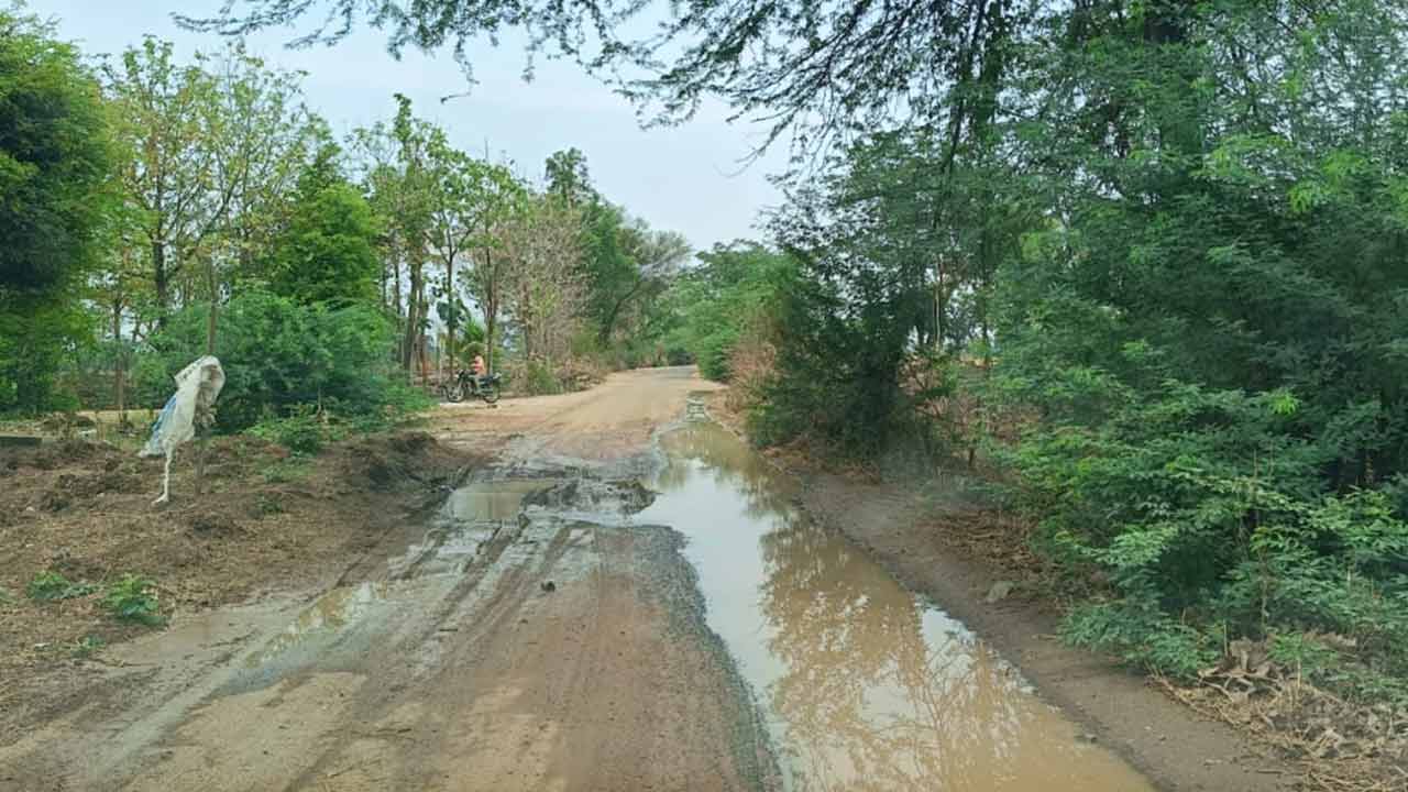 Mission Bhagiratha | రోడ్డుపై వృథాగా పారుతున్న మిషన్‌ భగీరథ నీరు