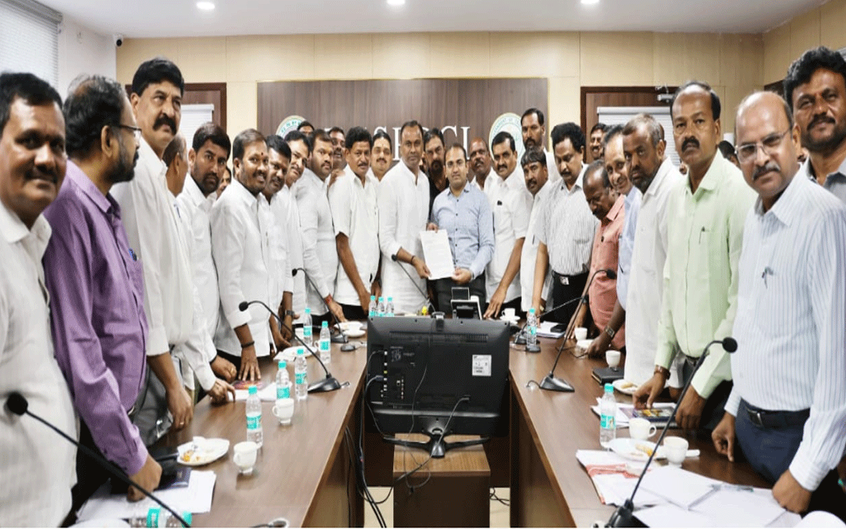 Munugode : విద్యుత్ అభివృద్ధి ప‌నుల్లో మునుగోడును పైలెట్ ప్రాజెక్టుగా తీసుకోండి : ఎమ్మెల్యే రాజ‌గోపాల్‌రెడ్డి