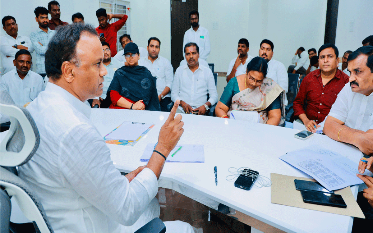 Munugode : బాధ్యతతో పని చేయకపోతే వెళ్లి పోవాల్సిందే : ఎమ్మెల్యే కోమటిరెడ్డి రాజ‌గోపాల్‌రెడ్డి