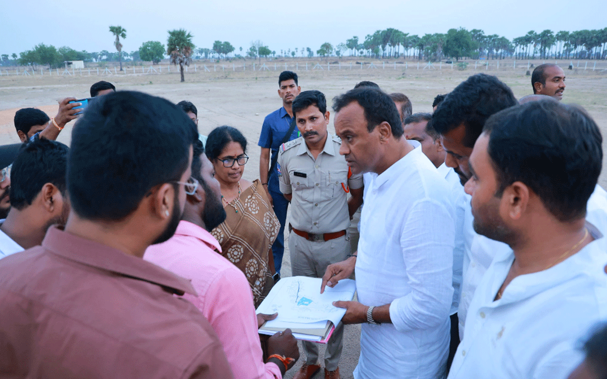 MLA Rajagopal Reddy : మునుగోడులో ఇంటిగ్రేటెడ్ స్కూల్ నిర్మాణ స్థ‌లం ప‌రిశీలన‌