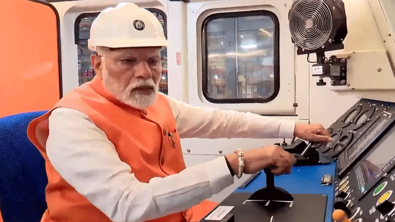 PM Modi: లోకోమోటివ్ ఉత్ప‌త్తి ప్లాంట్‌ను ప్రారంభించిన ప్ర‌ధాని