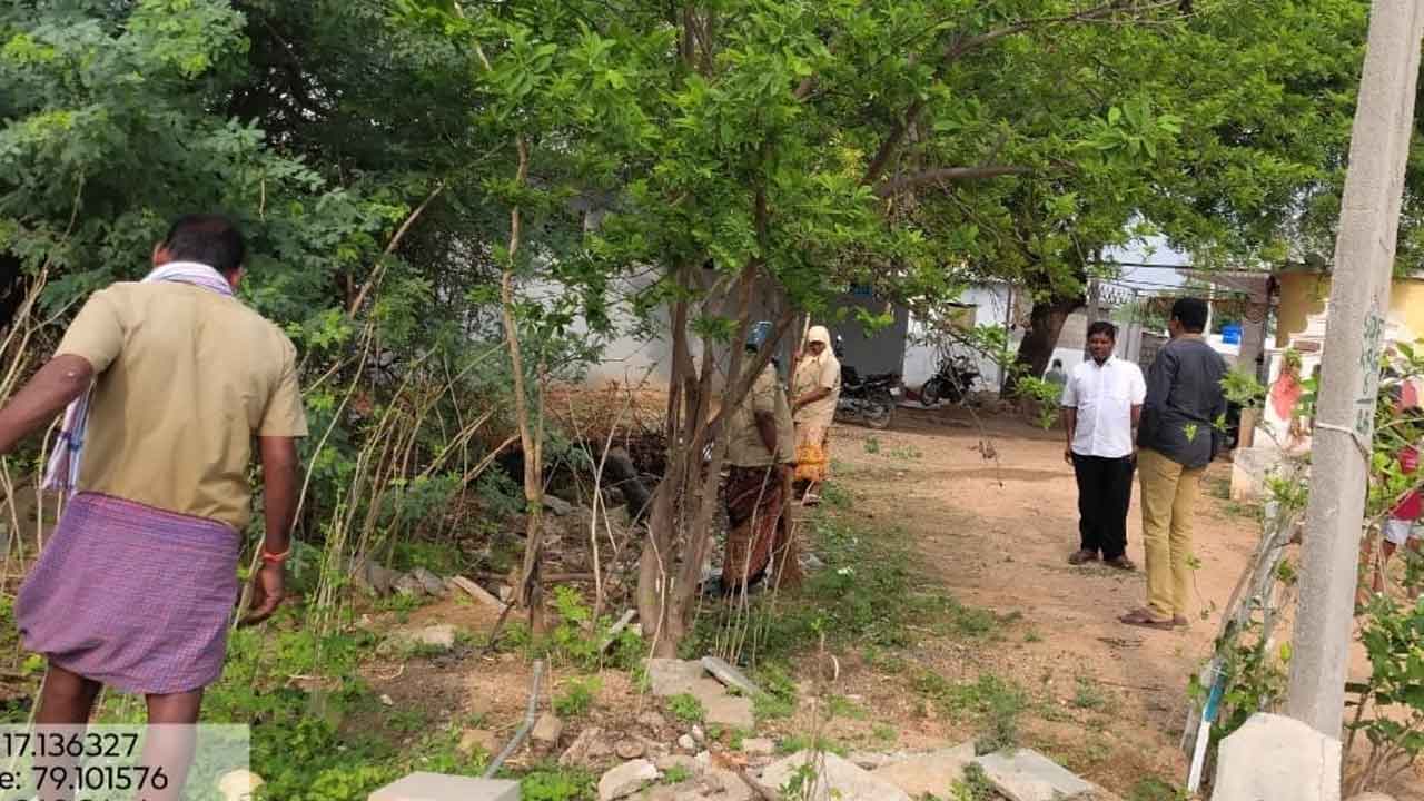 MPDO Vijayabhaskar | రత్తిపల్లి గ్రామంలో పారిశుద్ధ్య పనులను పరిశీలించిన ఎంపీడీవో విజయభాస్కర్