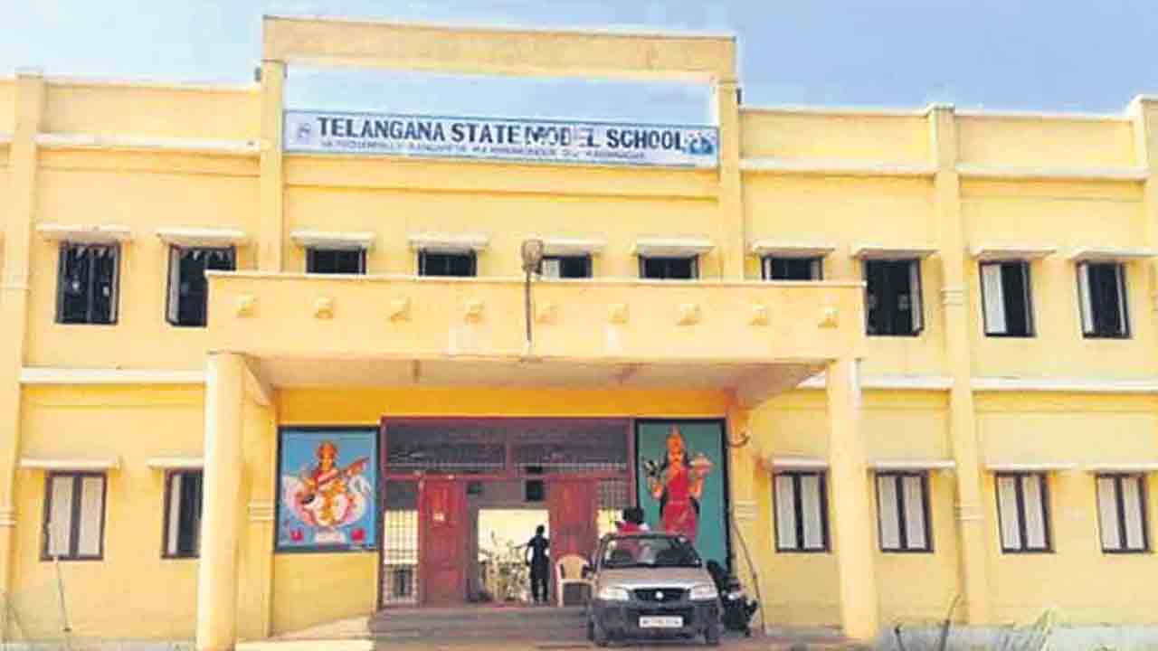 మాడల్‌ టీచర్ల వేతనాలెప్పుడూ లేటే!