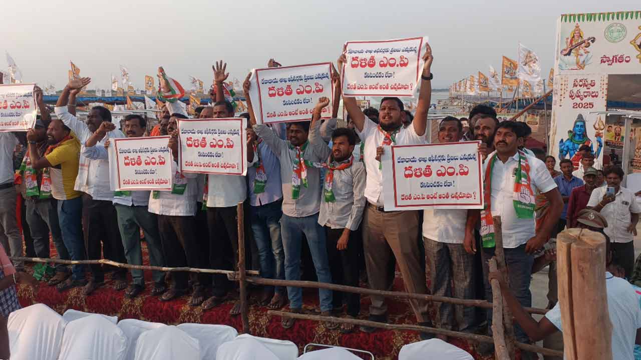 Congress Party | కాళేశ్వరంలో సీఎం కార్యక్రమంలో ఎంపీ గ‌డ్డం వంశీకృష్ణ‌ అనుచ‌రుల ఆందోళ‌న‌