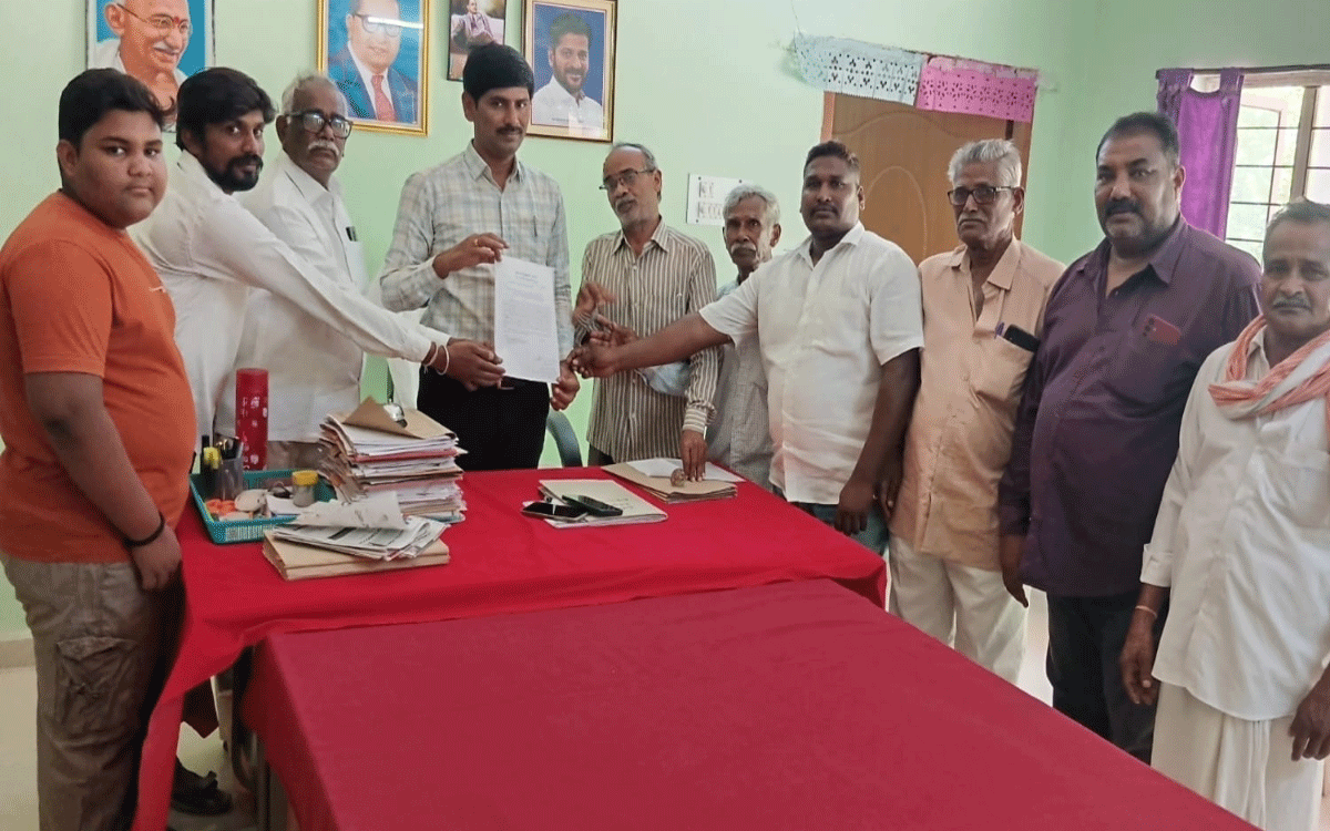Penpahad : రావిచెరువు నీరు అక్రమ తరలింపు ఆపాలని తాసీల్దార్కు వినతి