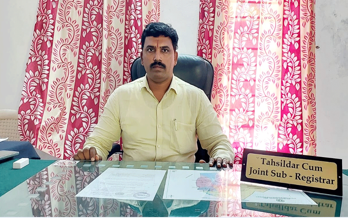 Julurupadu : జూలూరుపాడు తాసీల్దార్గా శ్రీనివాస్ బాధ్యతల స్వీకారం