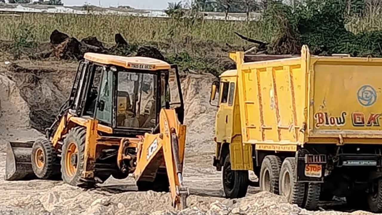 మునుగోడులో మట్టి మాఫియా