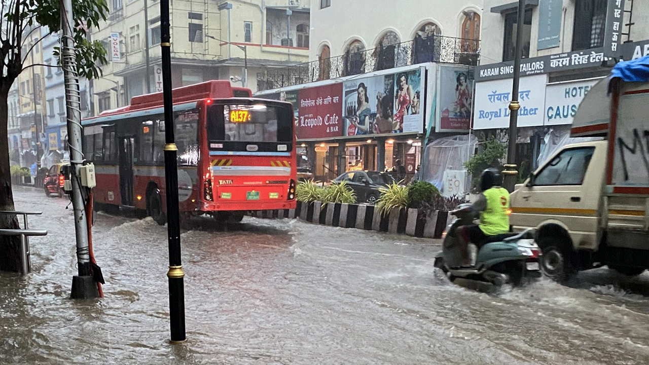 Mumbai Rains: భీక‌రంగా కురిసిన వ‌ర్షం.. ముంబై న‌గ‌రం అస్త‌వ్య‌స్థం.. రెడ్ అల‌ర్ట్ జారీ