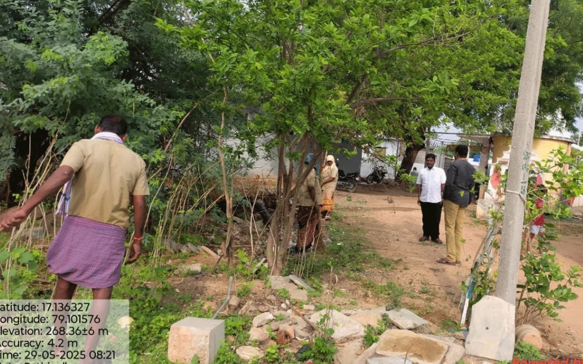 Munugode : రత్తిపల్లిలో పారిశుధ్య పనుల పరిశీల‌న