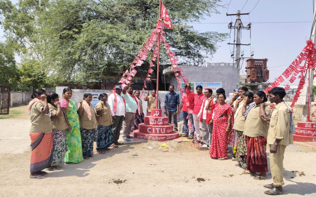 Munugode : కార్మికులకు అండ సీఐటీయూ జెండా : వరికుప్పల ముత్యాలు