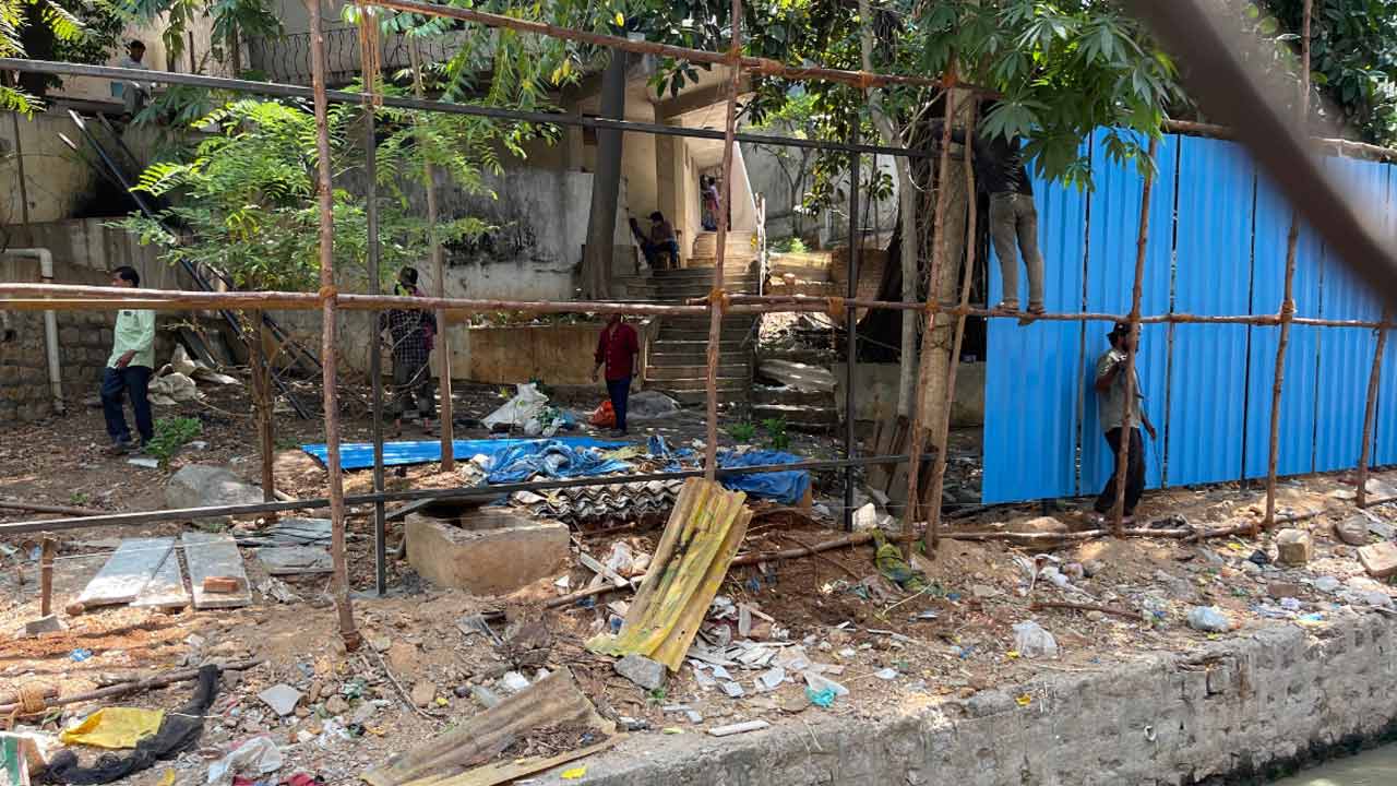 Hyderabad | నగరం నడిబొడ్డున నాలాకు ముప్పు.. నిబంధనలు అతిక్రమించి బ్లూషీట్స్‌ ఏర్పాటు