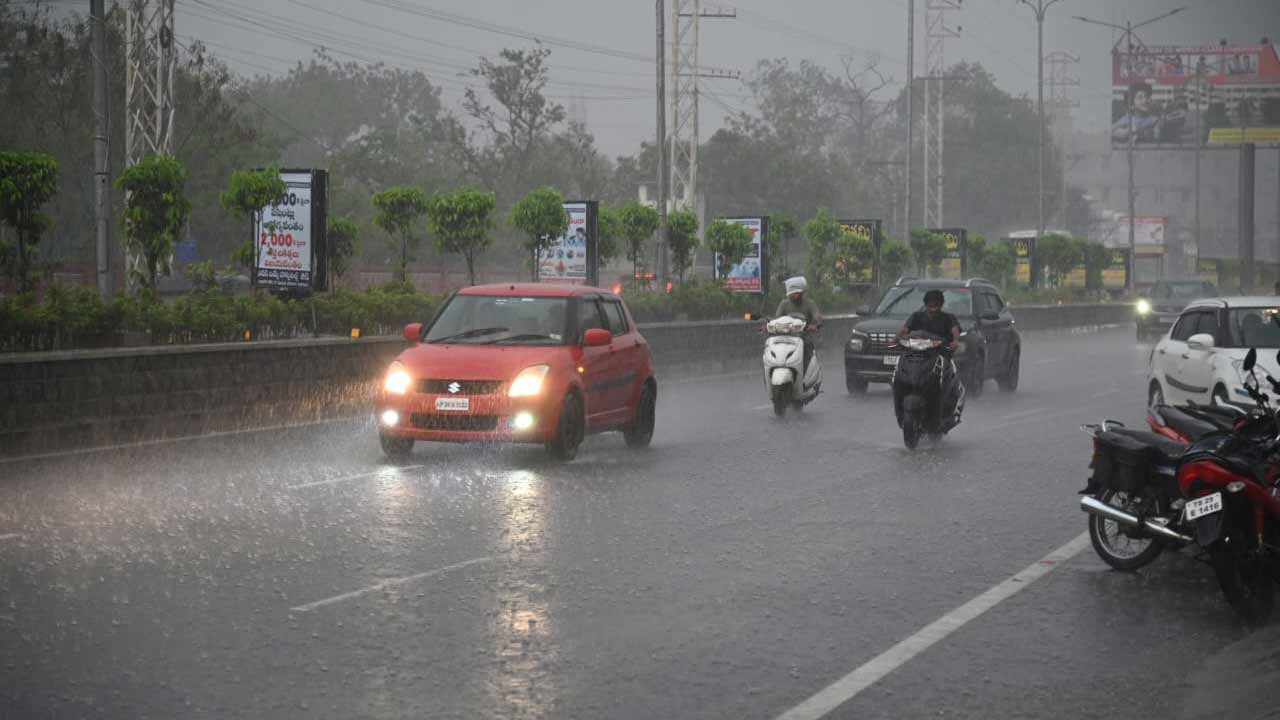 Nalgonda Rains | నల్లగొండ, మే 30: నల్లగొండ జిల్లావ్యాప్తంగా శుక్రవారం ఆయా ప్రాంతాల్లో వర్షం కురిసింది. జిల్లా కేంద్రంలో సాయంత్రం సమయంలో గంట పాటు వర్షం కురవగా ఆయా మండలాల్లో సైతం మోస్తారు వర్షం నుంచి సాధారణంగా పడింది. 