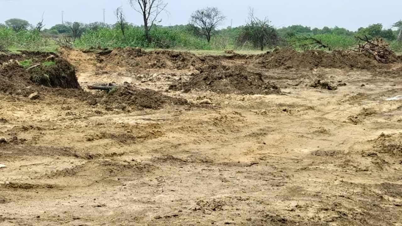Black soil mafia | నల్లమట్టి మాఫియా ఆగడాలు.. ఊడ్చుకుపోతున్న ఊదం చెరువు
