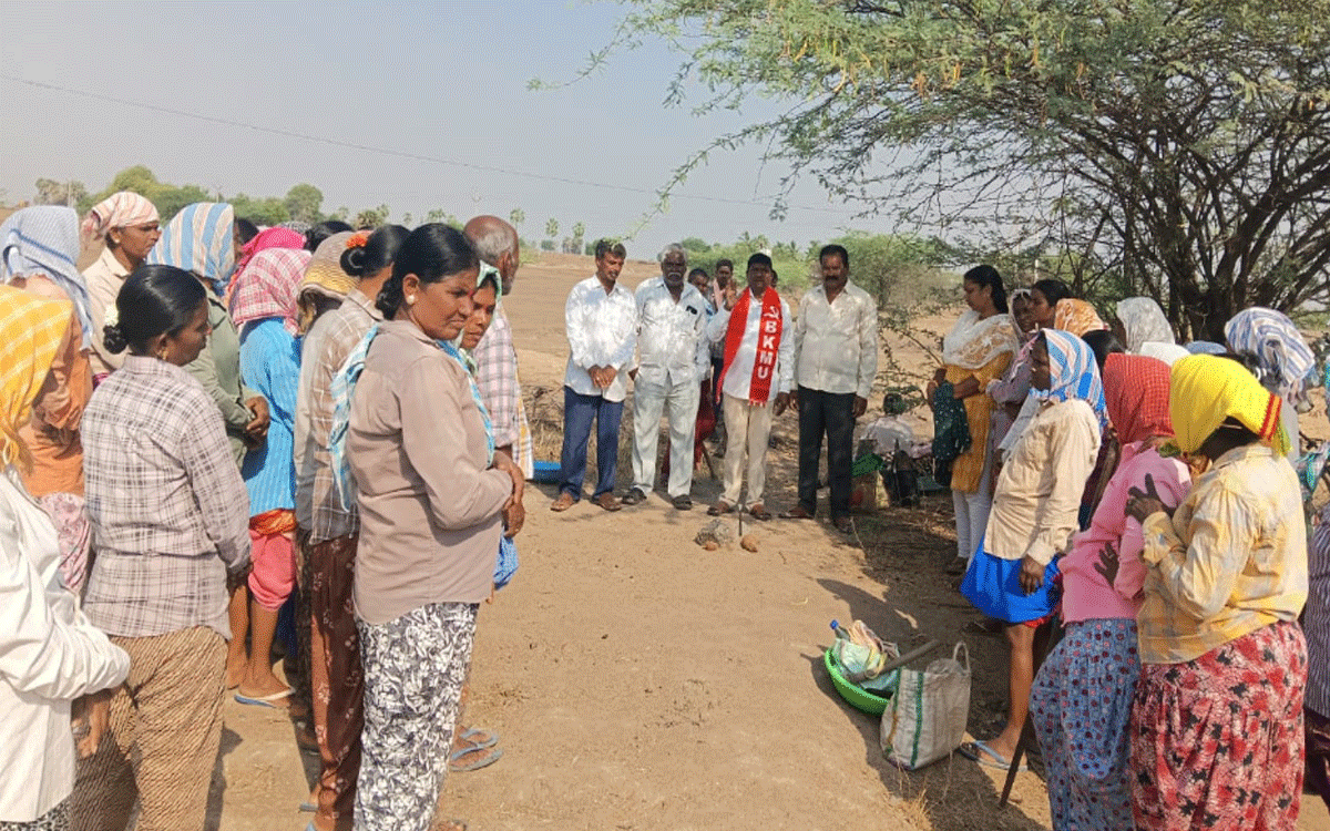 Munugode : పని ప్రదేశాల్లో ఉపాధి కూలీల‌కు కనీస సౌకర్యాలు కల్పించాలి : బొలుగూరి న‌ర‌సింహ‌
