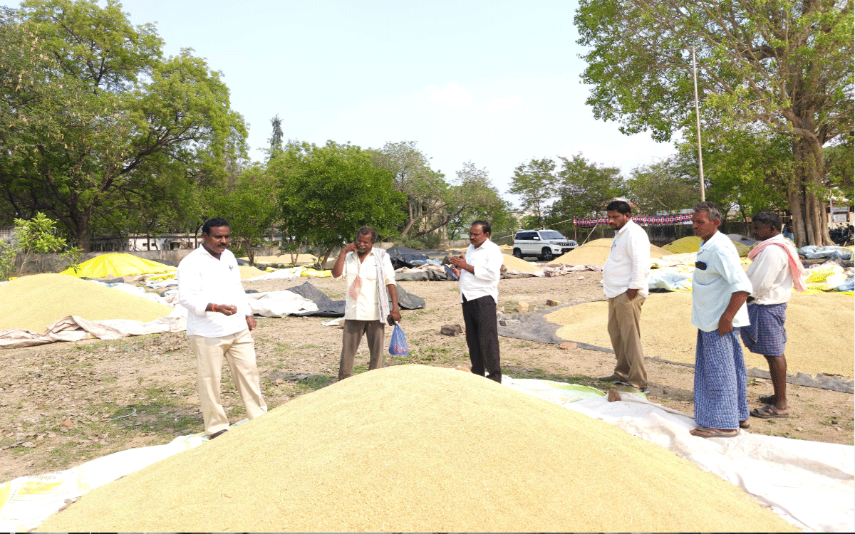 Bonakal : రైతులు అధైర్య పడొద్దు.. ప్ర‌తి గింజ‌ను కొనుగోలు చేస్తాం : బండారు న‌ర‌సింహారావు